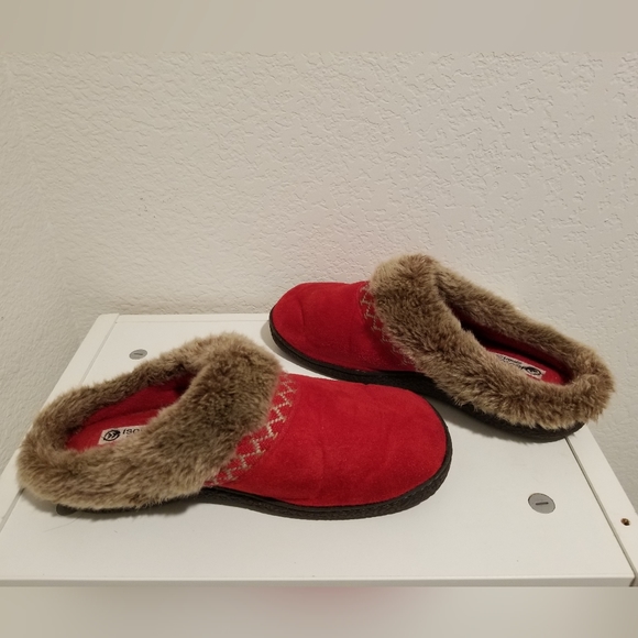 Isotoner SmartZone Red Comfort Faux Fur Suede Memory Foam Slippers Sz 7.5-8 - Picture 8 of 8